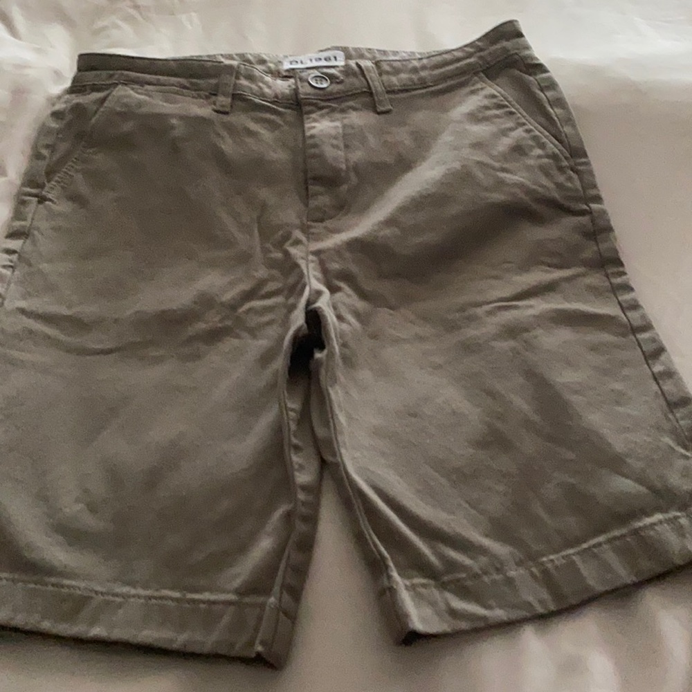 Men’s khaki shorts